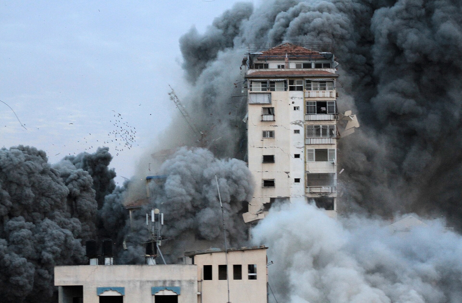 Al Jazeera: Авиация Израиля бомбит города Аль-Завайда и Аль-Мугра в центре Газы