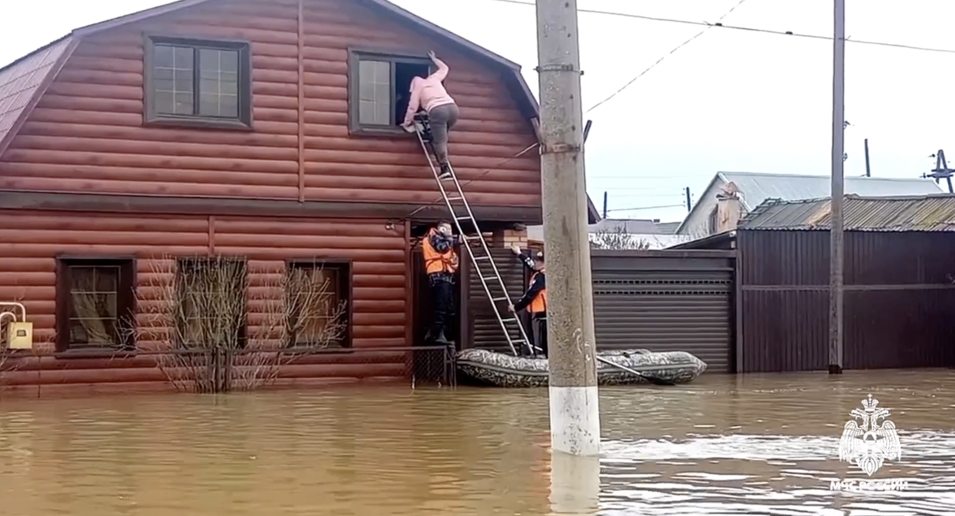 Паводковая вода в Орске прекратила поступать в жилые районы