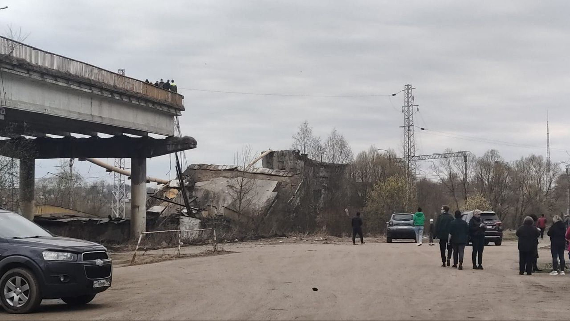 Женщина погибла после обрушения моста в Смоленской области
