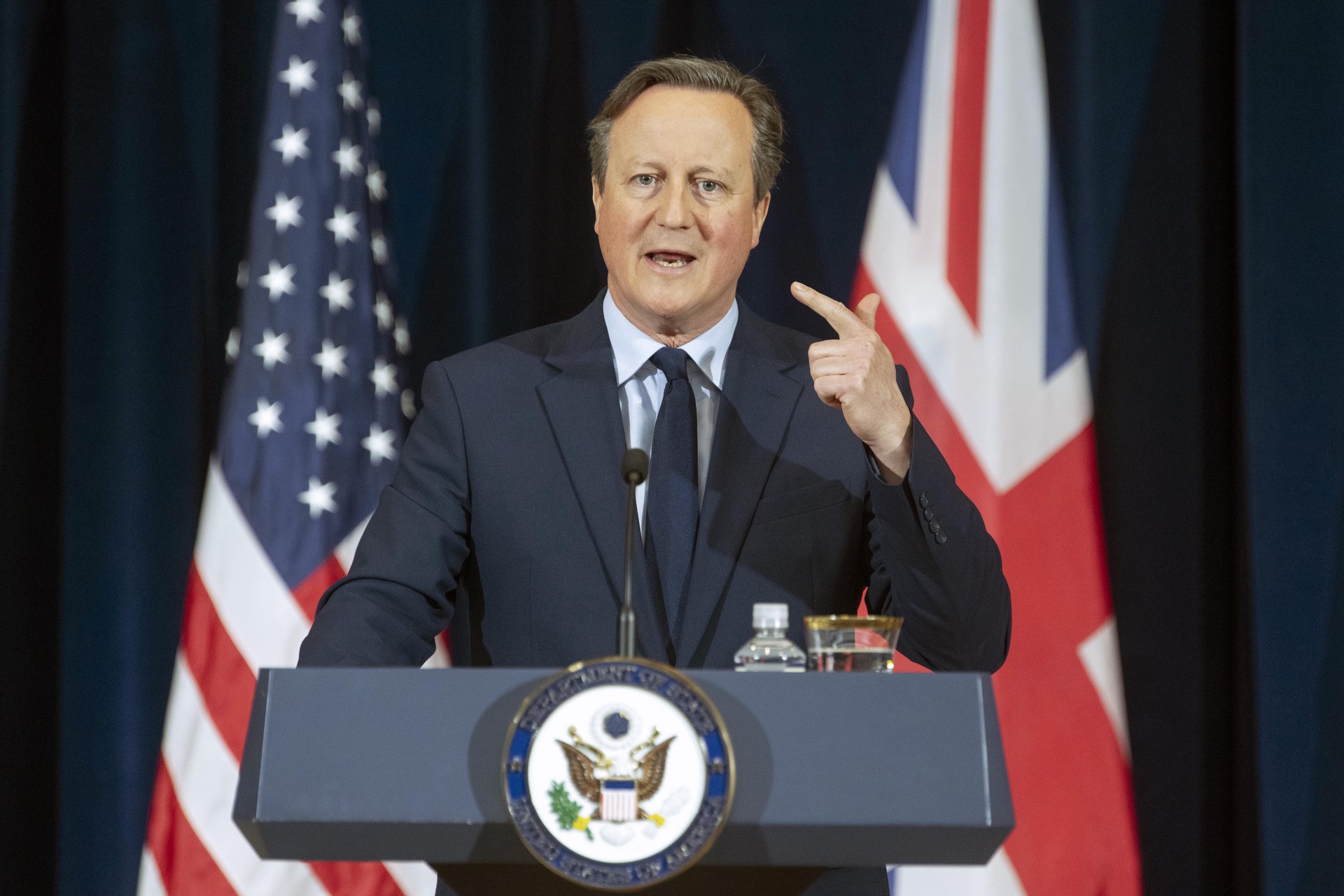 Не везёт Кэмерону: как США дали Великобритании понять, что им сейчас не до Украины