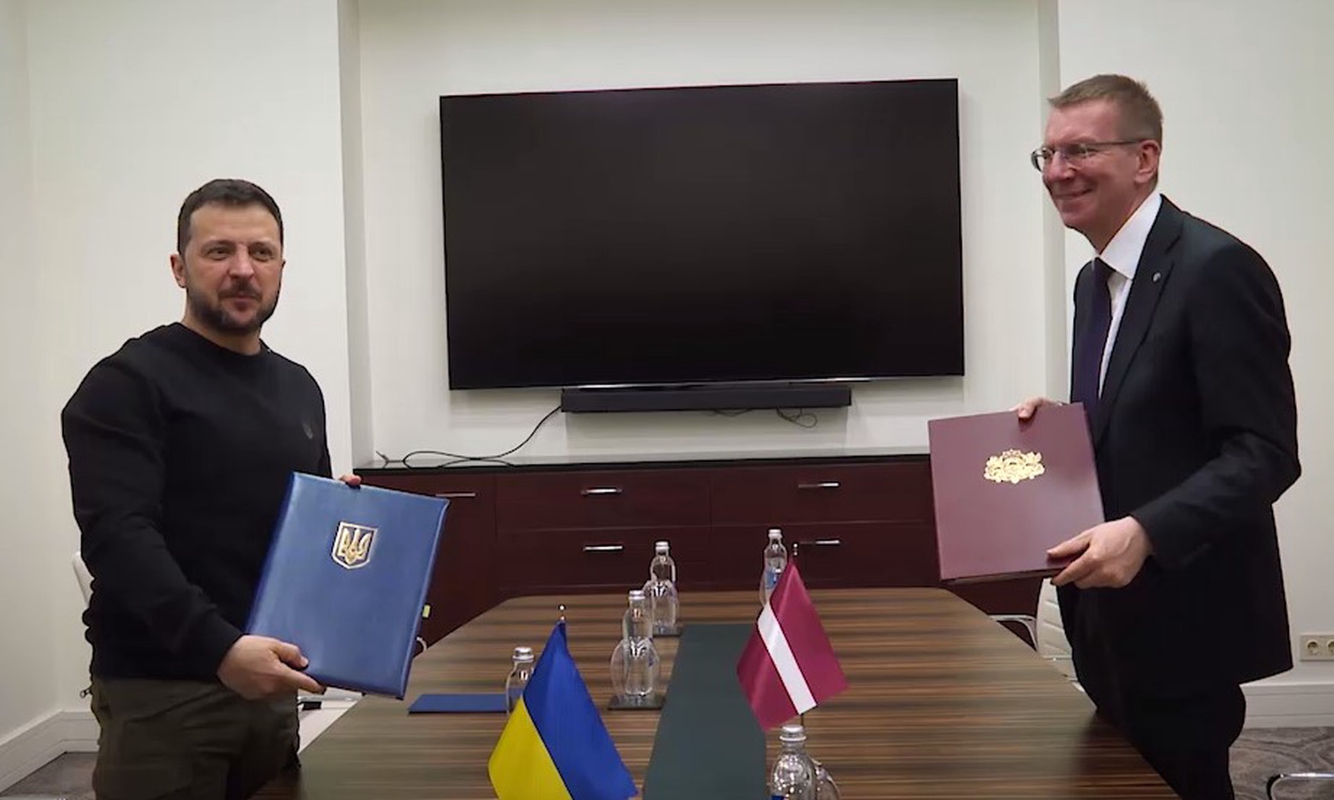 Украина подписала двустороннее соглашение о гарантиях безопасности с Латвией
