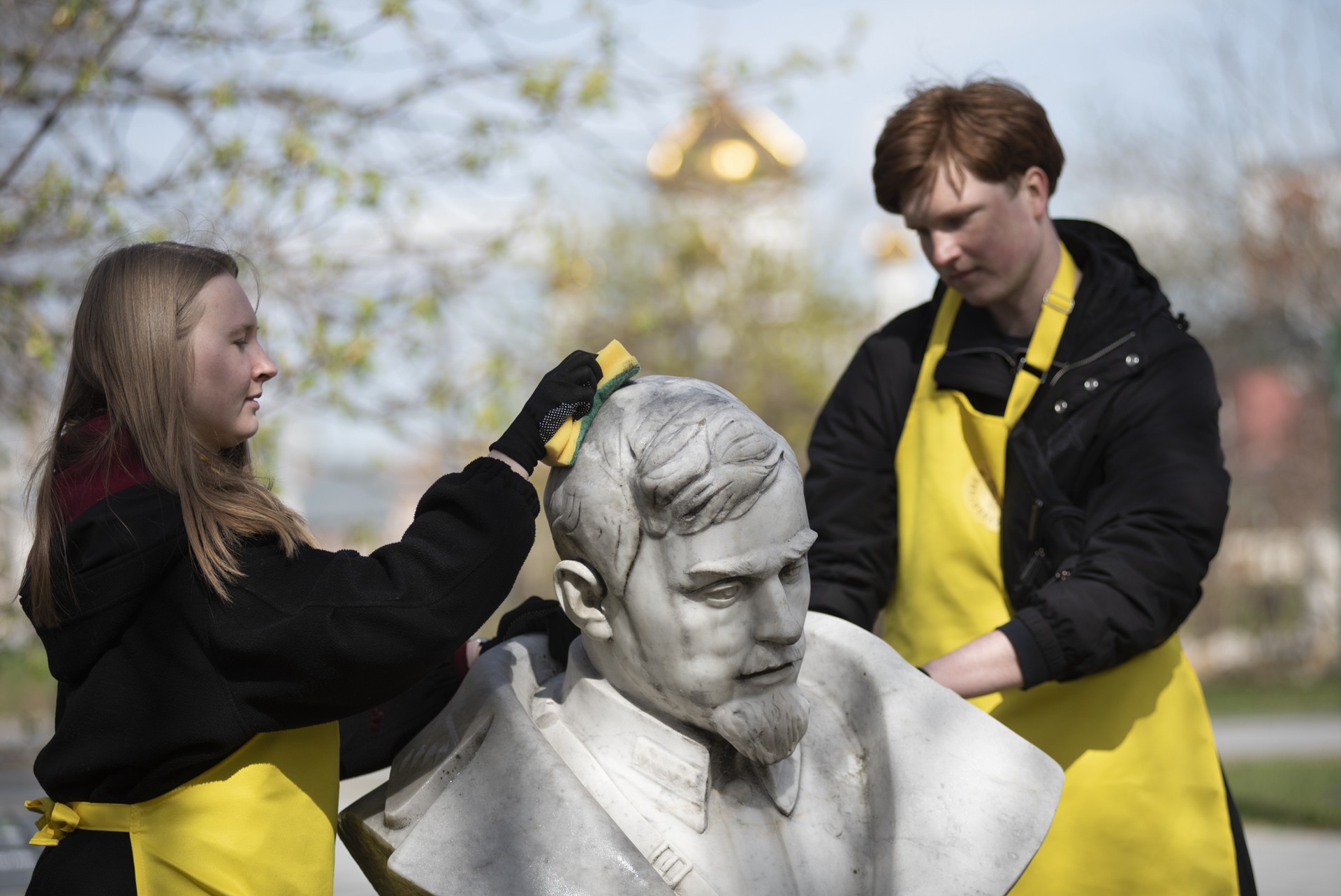 В России призвали молодежь знакомиться на субботниках