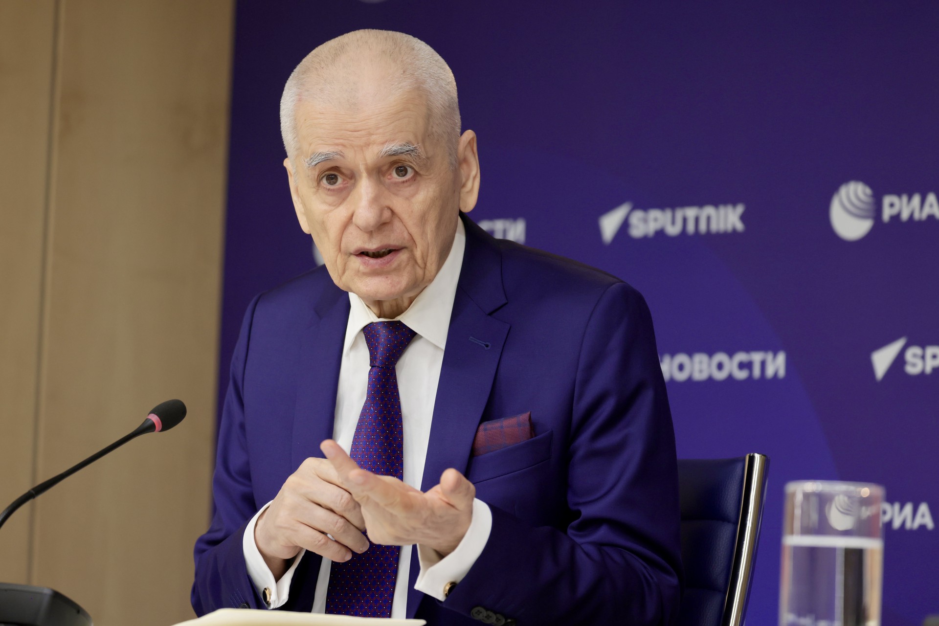 Онищенко призвал проверить людей, летевших с зараженной чикунгуньей россиянкой