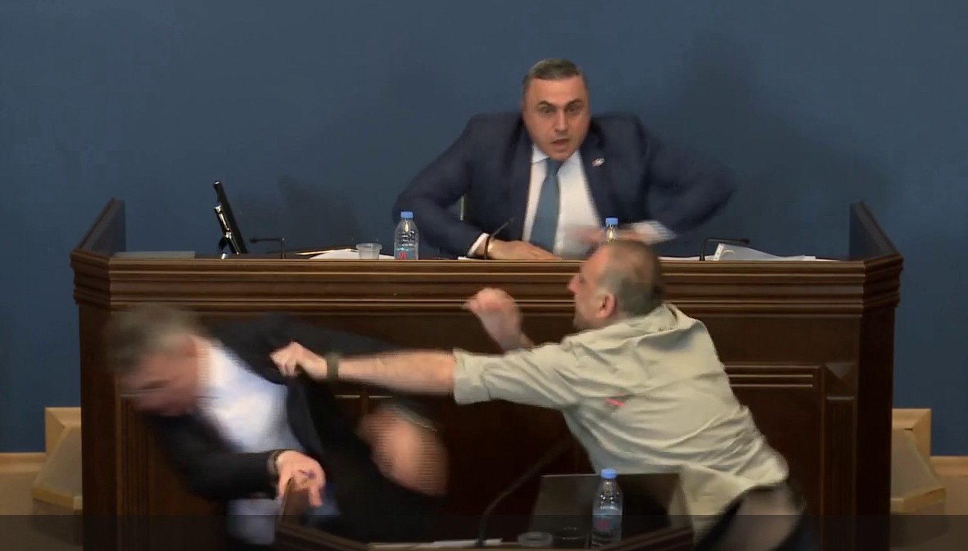 В парламенте Грузии произошла драка при обсуждении закона об иноагентах