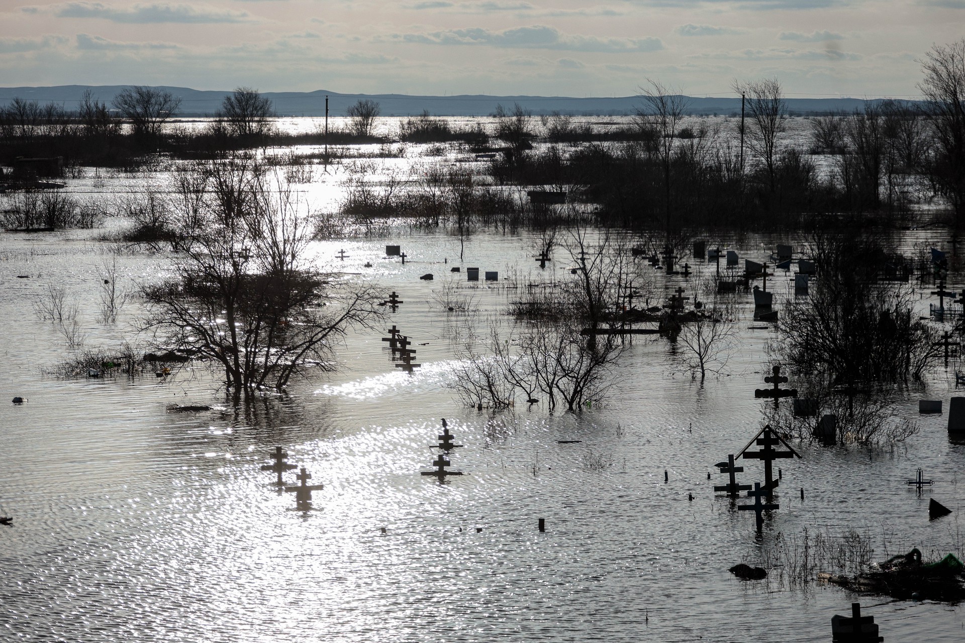 Эколог рассказала об опасных последствиях размытия кладбищ и свалок во время паводков