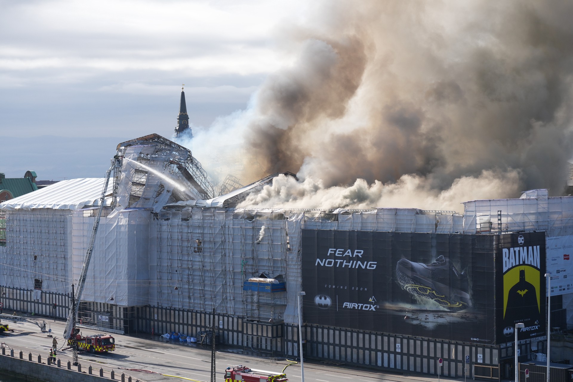 В Копенгагене загорелось историческое здание биржи