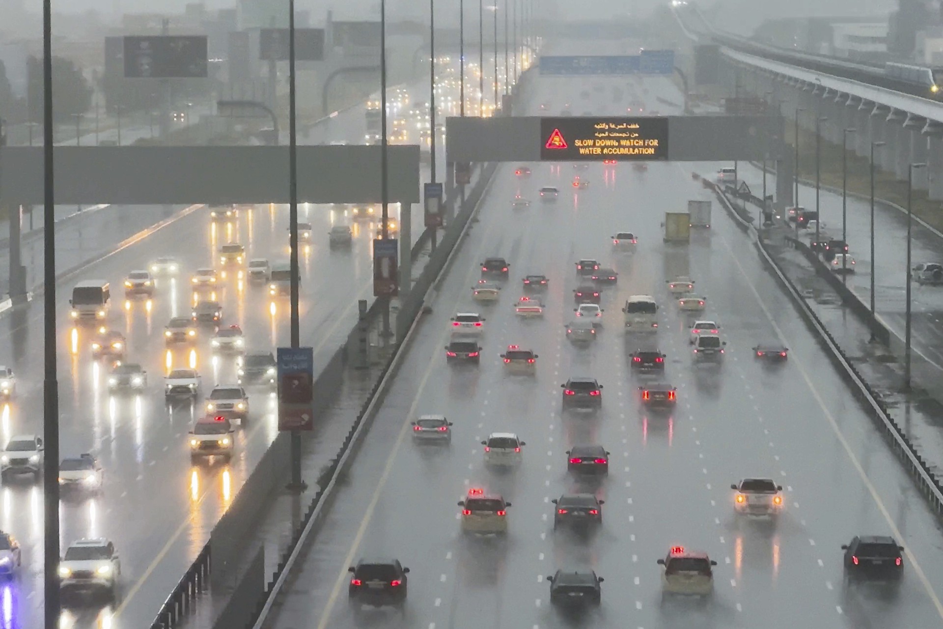 СМИ: Проливные дожди в ОАЭ привели к затоплению дорог 