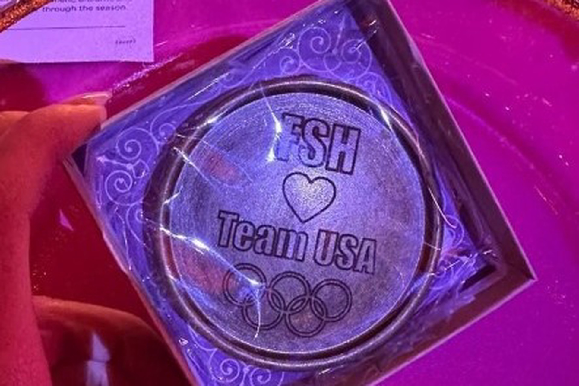 Американским фигуристам вручили шоколадные золотые медали за Олимпиаду в Пекине