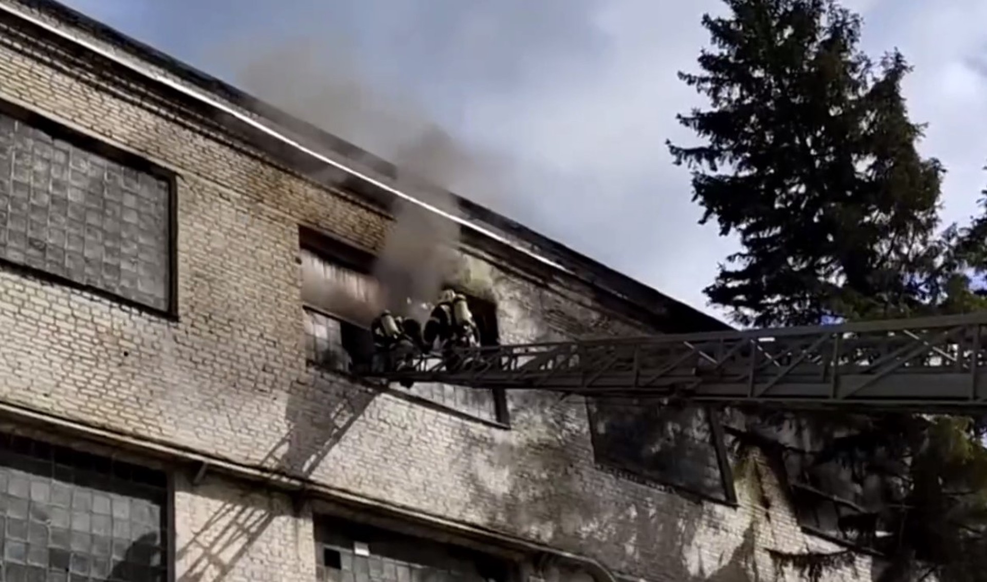 МЧС: Три человека погибли и двое пострадали при пожаре на заводе в Воронеже 