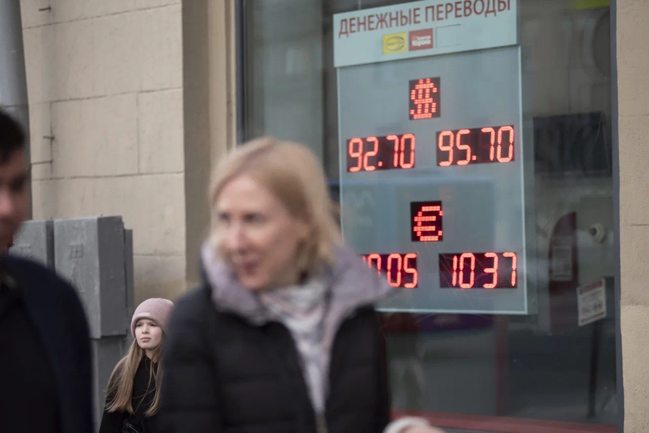 Экономист допустил падение курса доллара до 92,7 рубля в мае