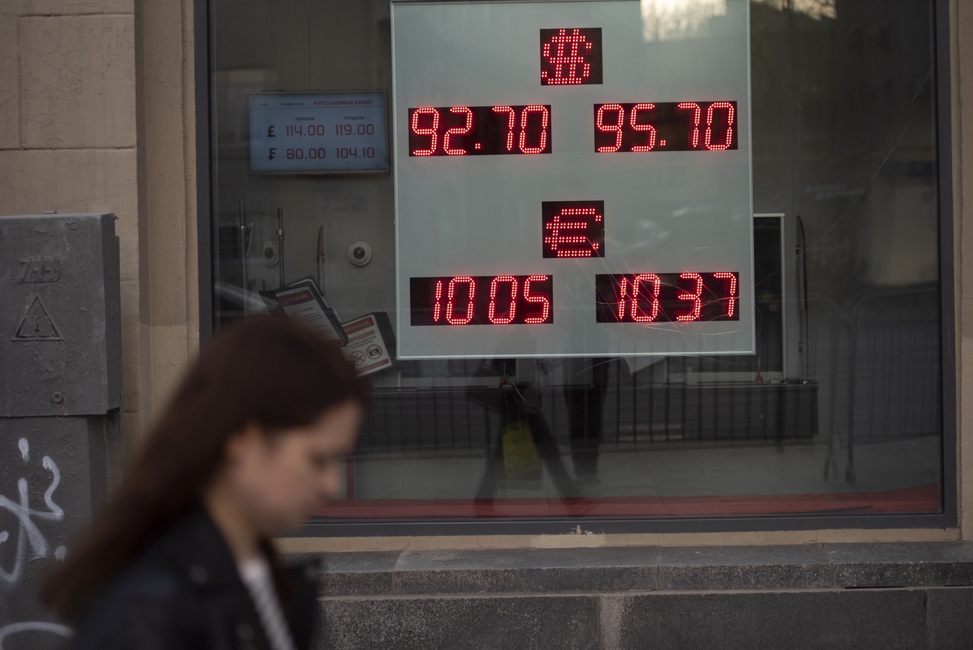 Экономист заявил о скорой нормализации стоимости доллара в России