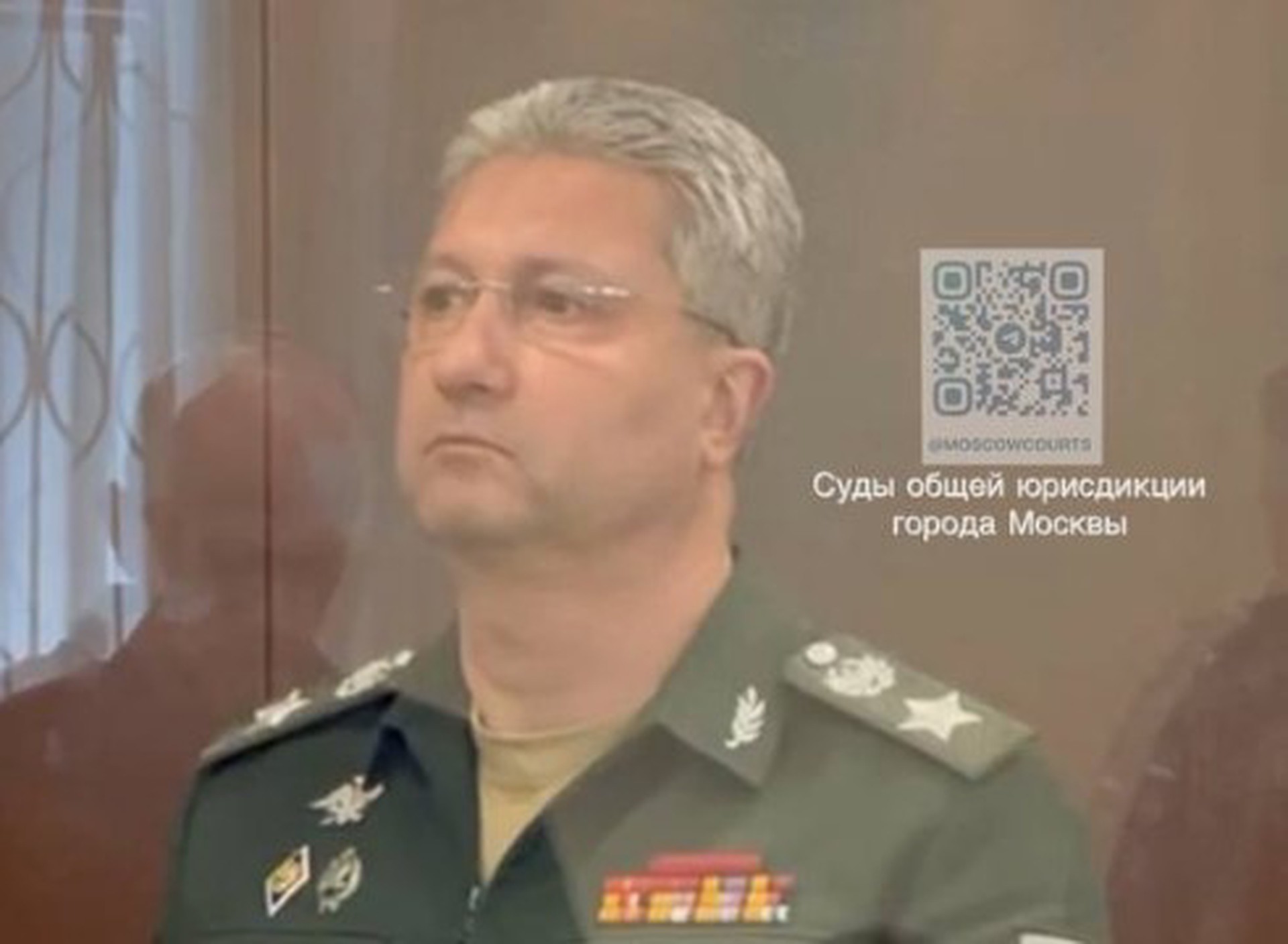 Защита замминистра обороны Иванова принесла в Мосгорсуд четыре пакета с его наградами 