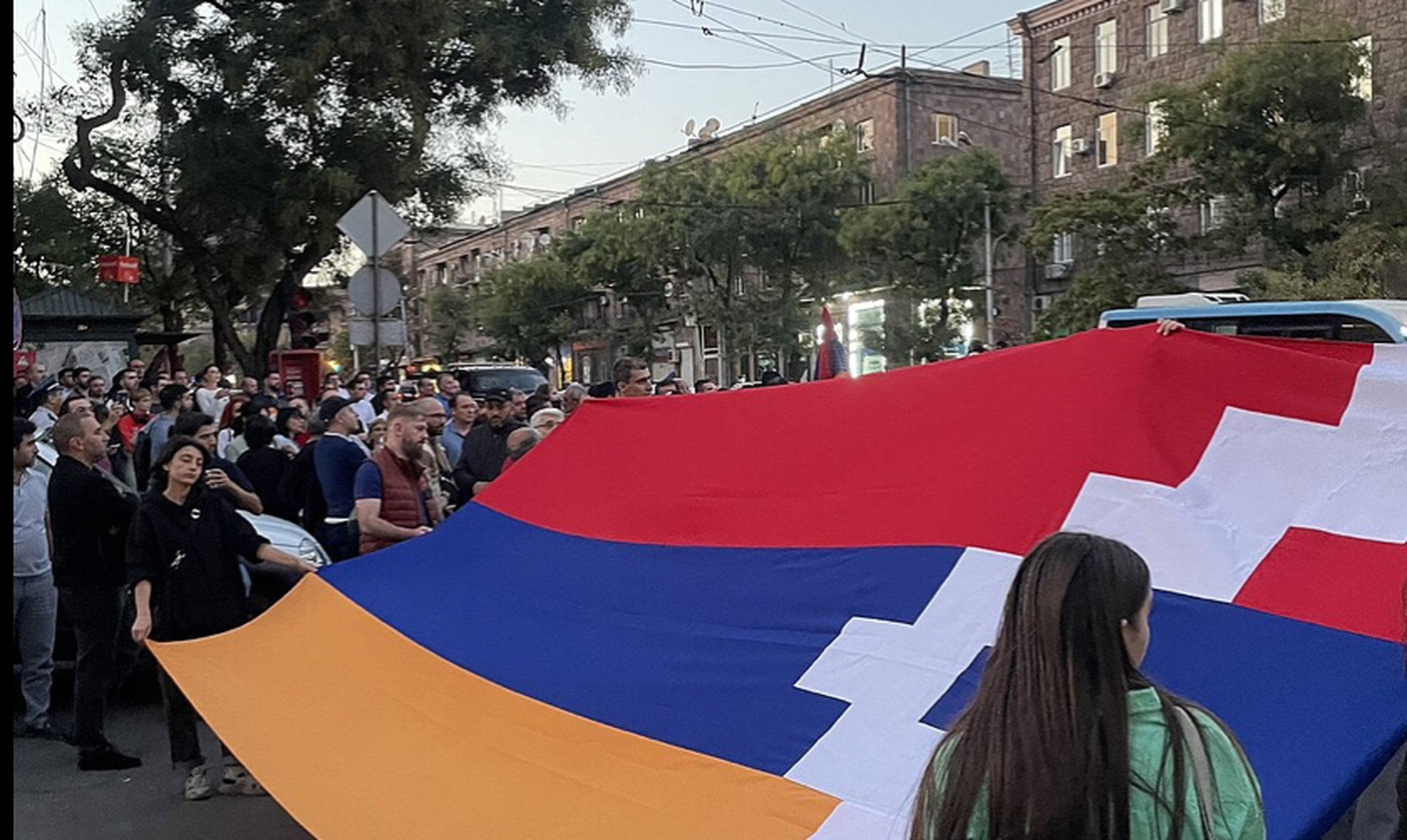 В Ереване тысячи противников Пашиняна дошли до здания парламента