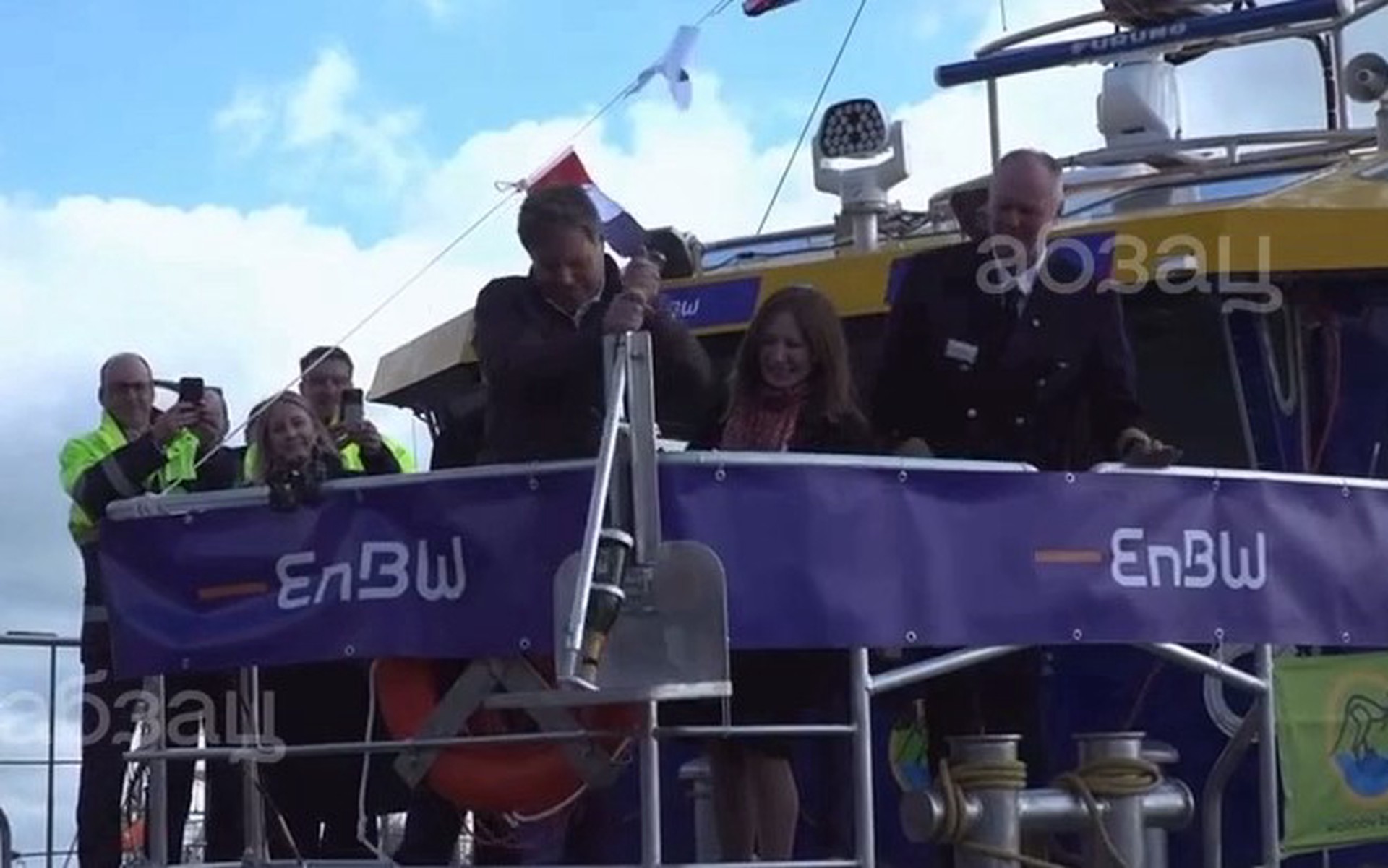 Министр экономики ФРГ Хабек не смог справиться с бутылкой шампанского на церемонии спуска судна на воду