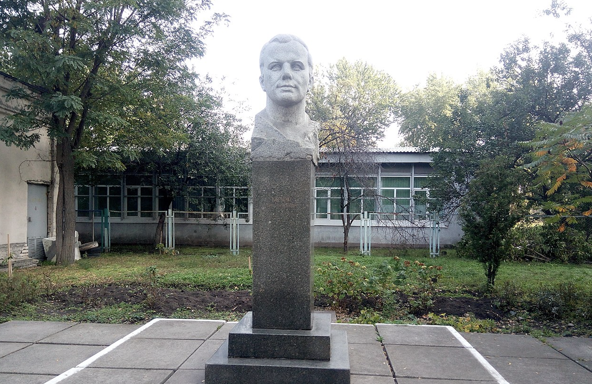 В Киеве планируют снести памятник Гагарину