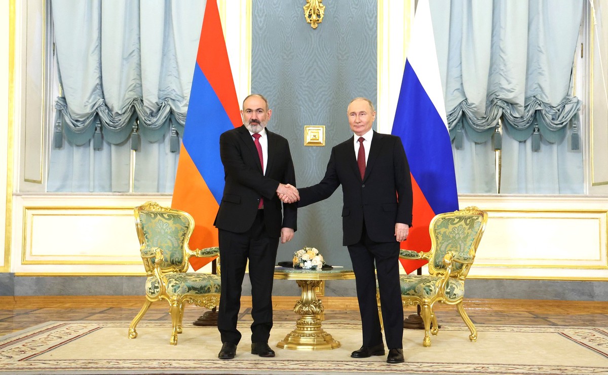 Пашинян сообщил Путину о завершении мирных переговоров с Азербайджаном