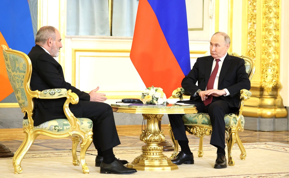 Путин провел телефонный разговор с Пашиняном 