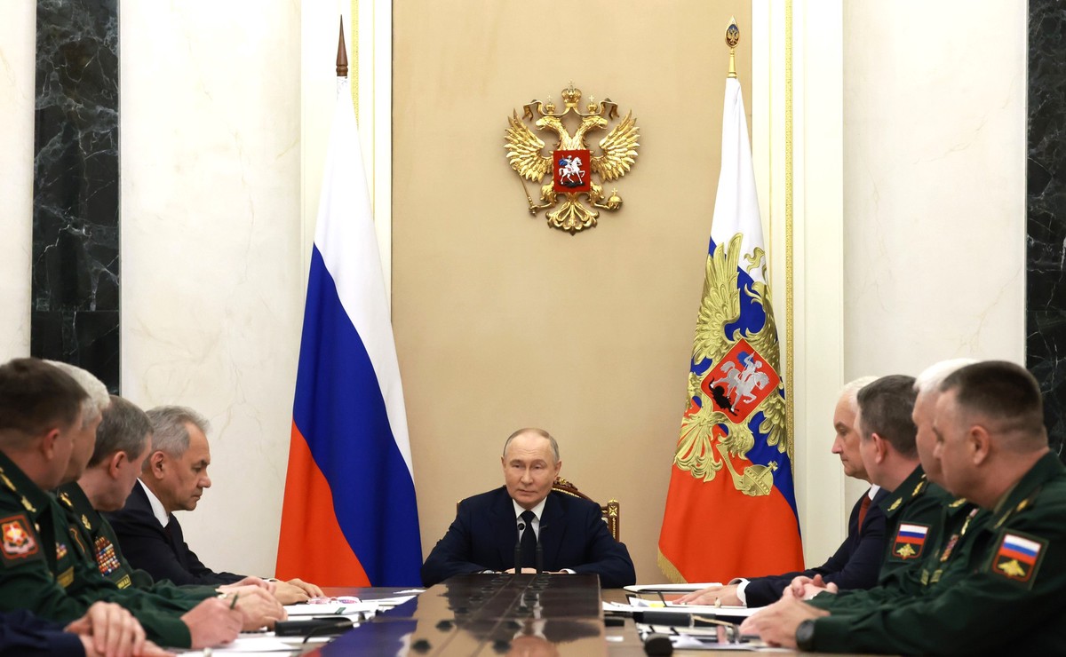 Путин поблагодарил командующих войсками военных округов за боевую работу