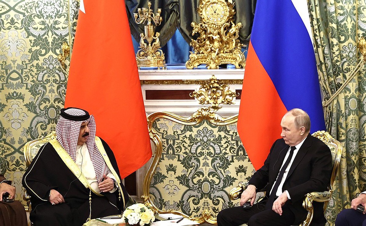 Путин помог королю Бахрейна надеть наушники
