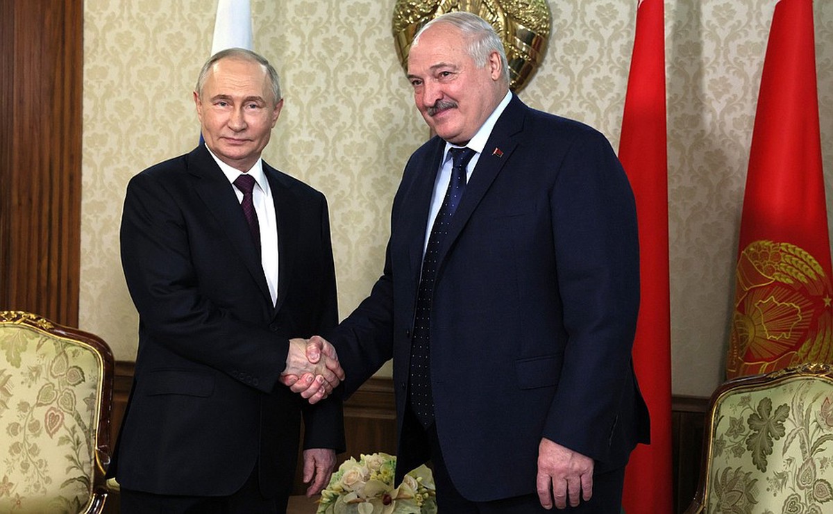 Лукашенко поздравил Путина с Днём России