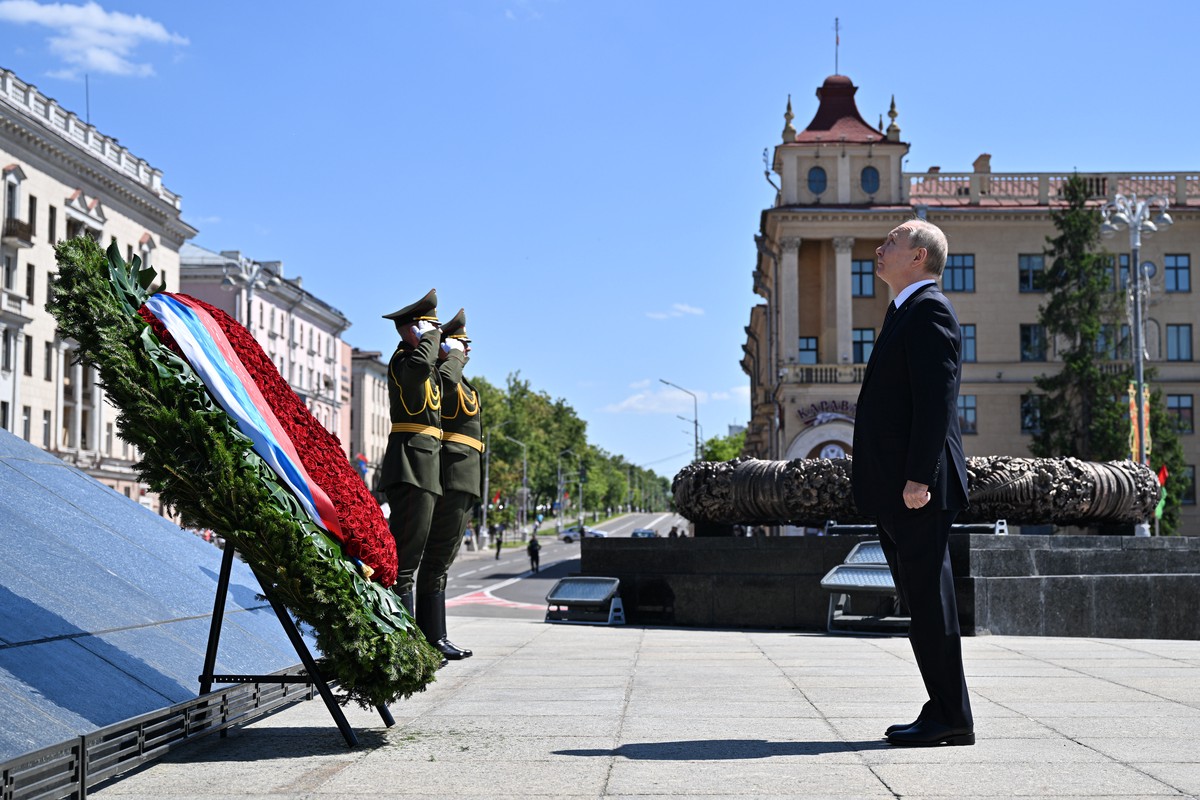Путин возложил цветы к монументу Победы в Минске