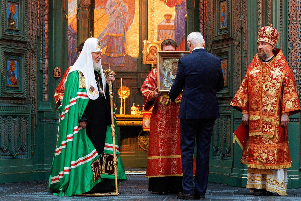 Патриарх Кирилл подарил Белоусову Тихвинскую икону Божией Матери