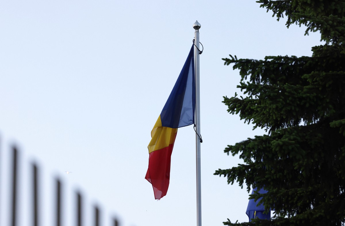 В Румынии мужчина попытался протаранить ворота посольства России