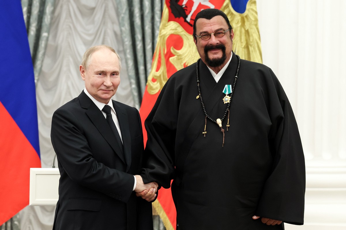 Путин вручил Стивену Сигалу орден Дружбы