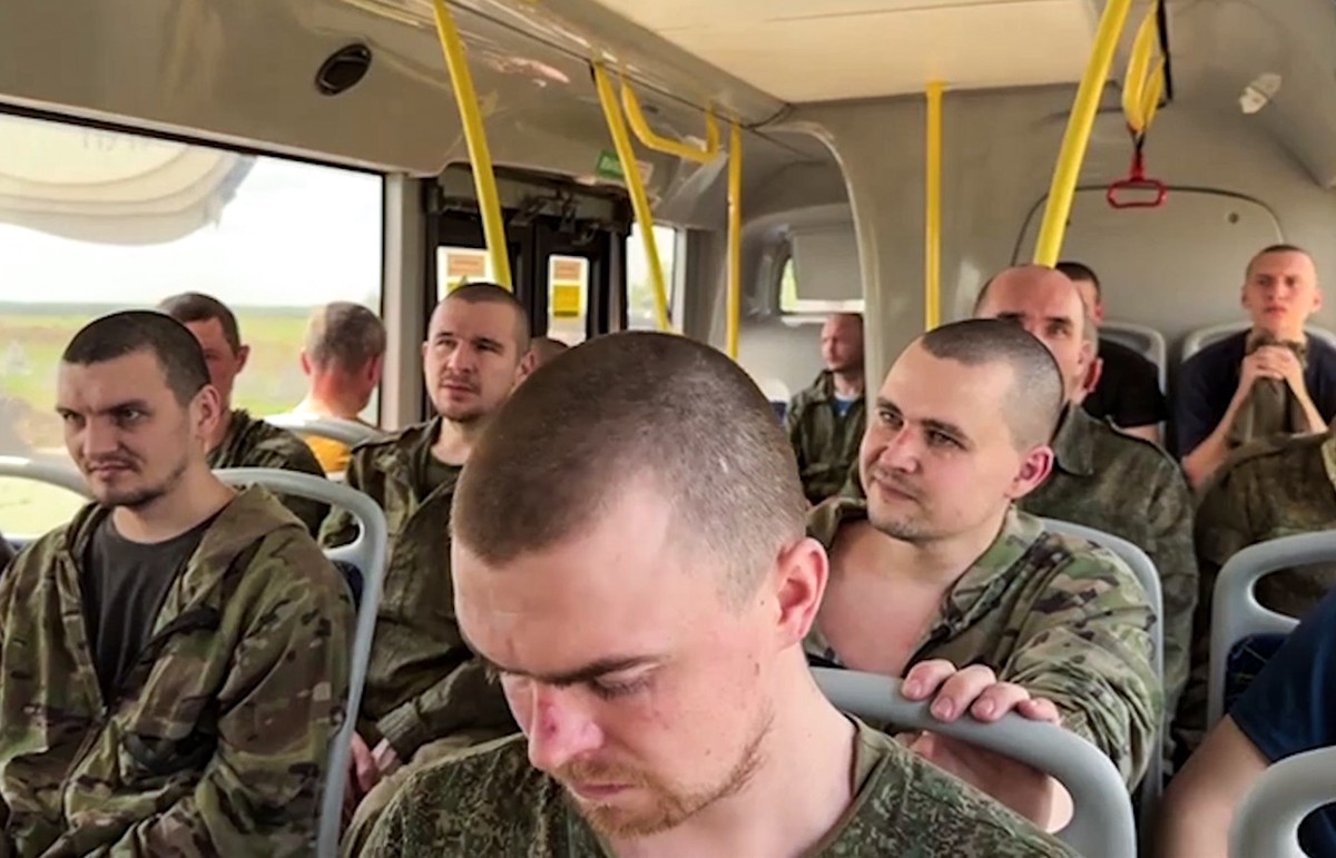 «Известия»: Спецборт доставил в Москву 75 освобождённых из плена бойцов ВС РФ