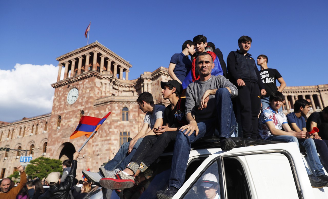 Пикник – и на обочину: как Армения сошла с ума шесть лет назад