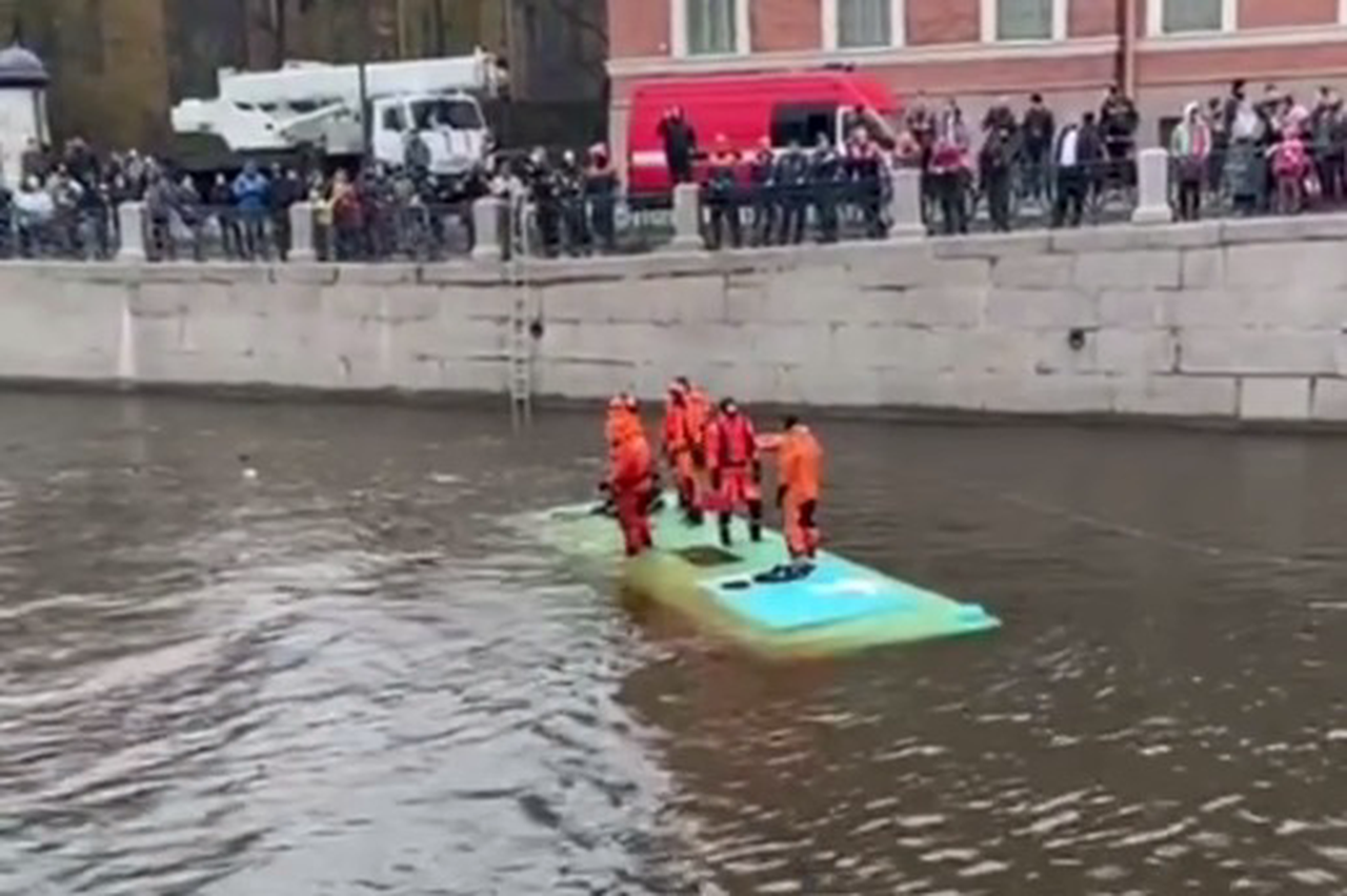 Водитель рухнувшего с моста автобуса в Санкт-Петербурге задержан