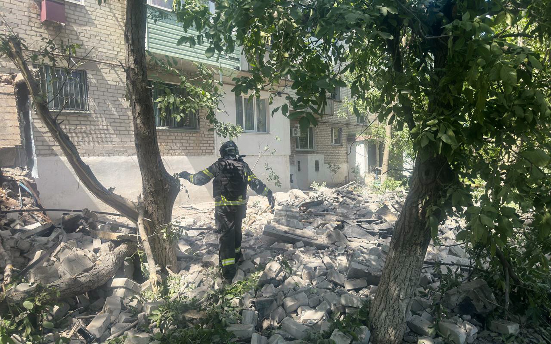 ВСУ обстреляли пятиэтажку в Токмаке, под завалами могут находиться люди