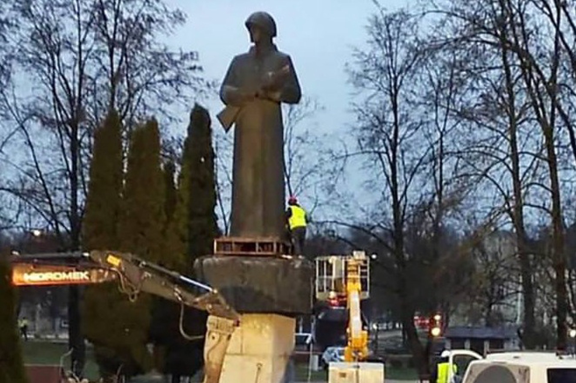 В Латвии арестовали мужчину за цветы на месте памятника «Алёша»