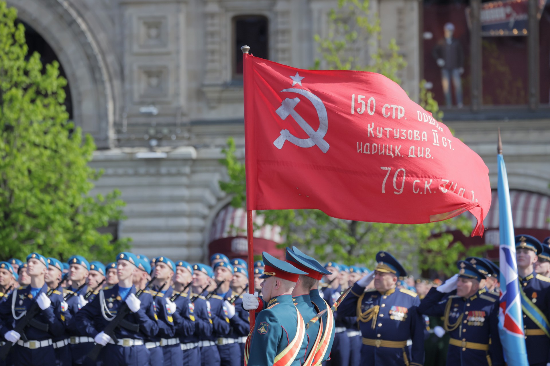 Посольство Германии в РФ стилизовало флаг СССР под нацистский