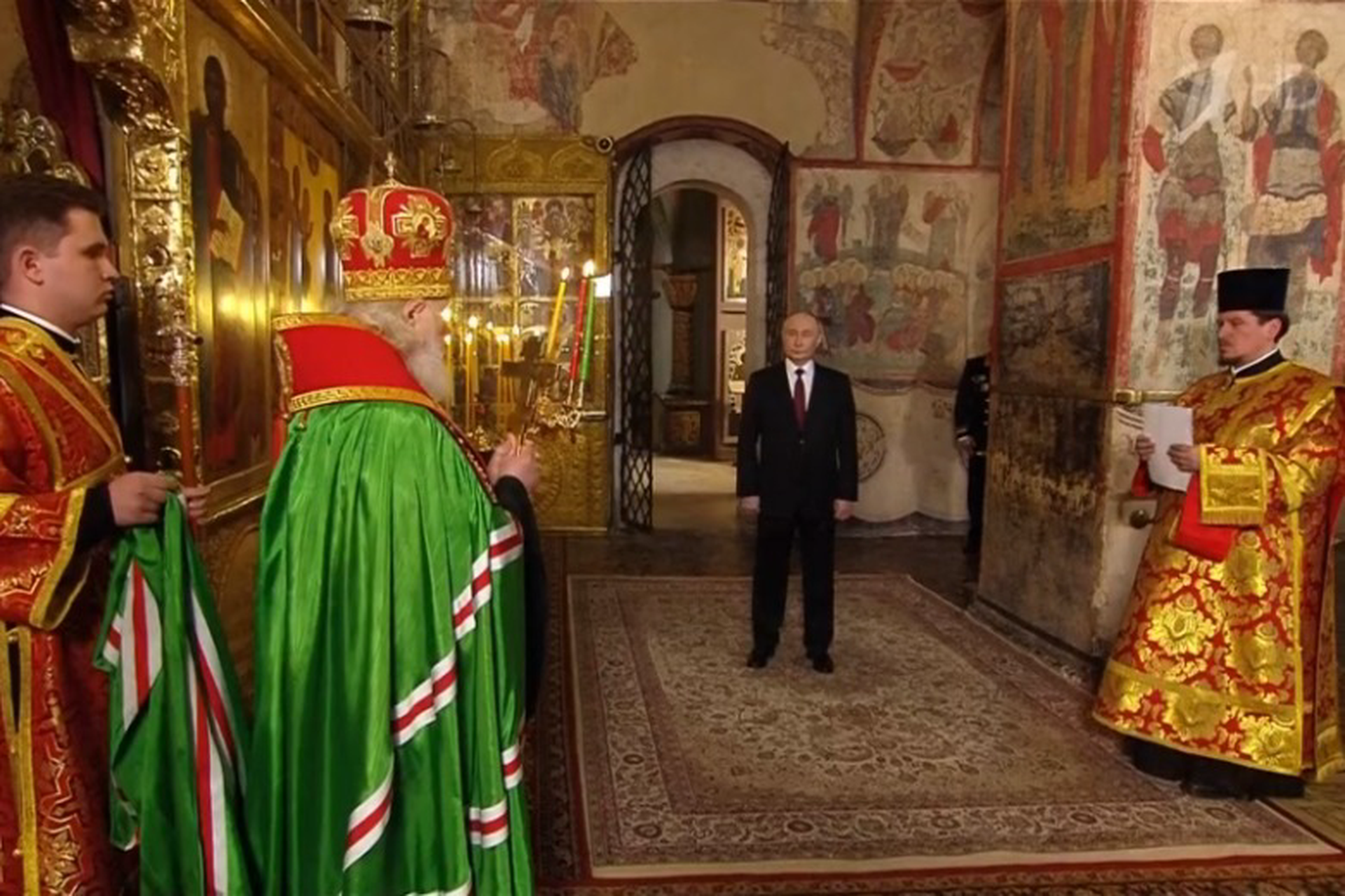 Патриарх Кирилл проводит благодарственный молебен в Благовещенском соборе Кремля