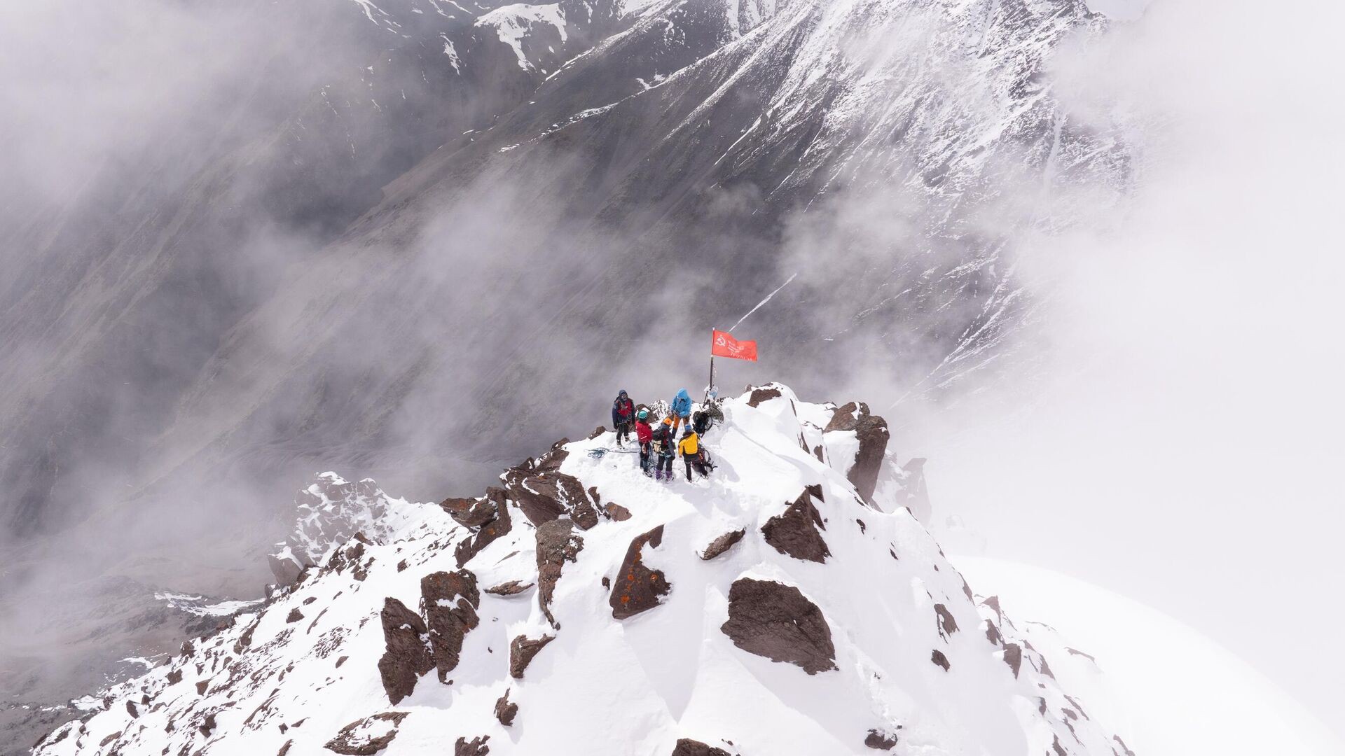 Киргизские альпинисты развернули Знамя Победы на пике Путина 