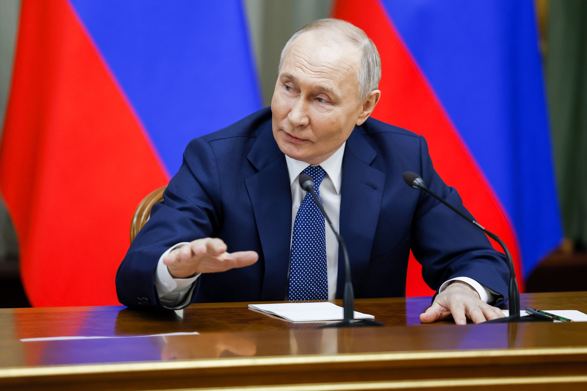 Владимир Путин поручил ушедшему в отставку кабмину работать до назначения нового состава