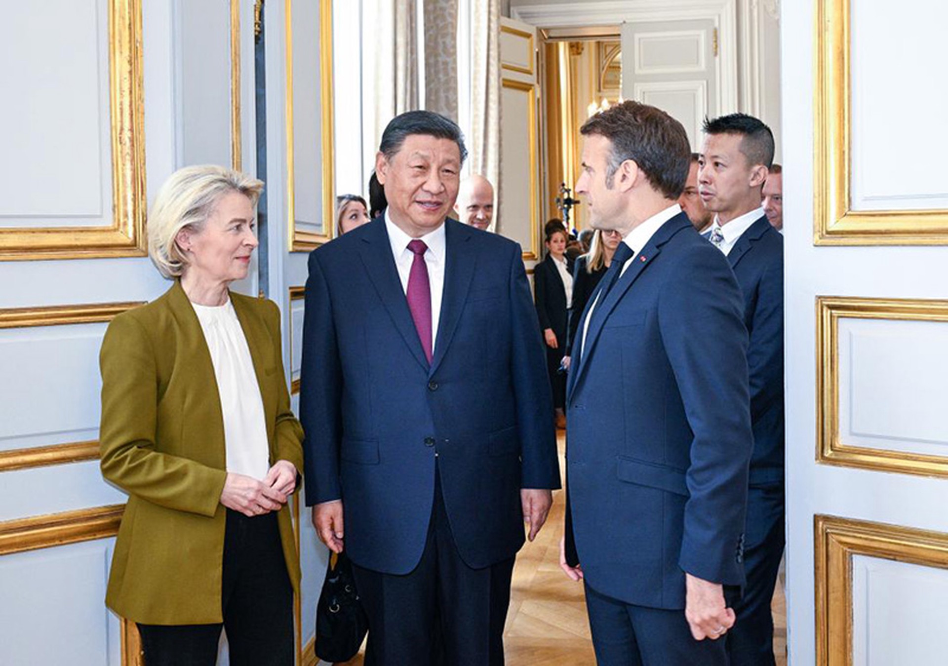 Брюссельских – в капусту: как политики ЕС сближают Китай с Россией