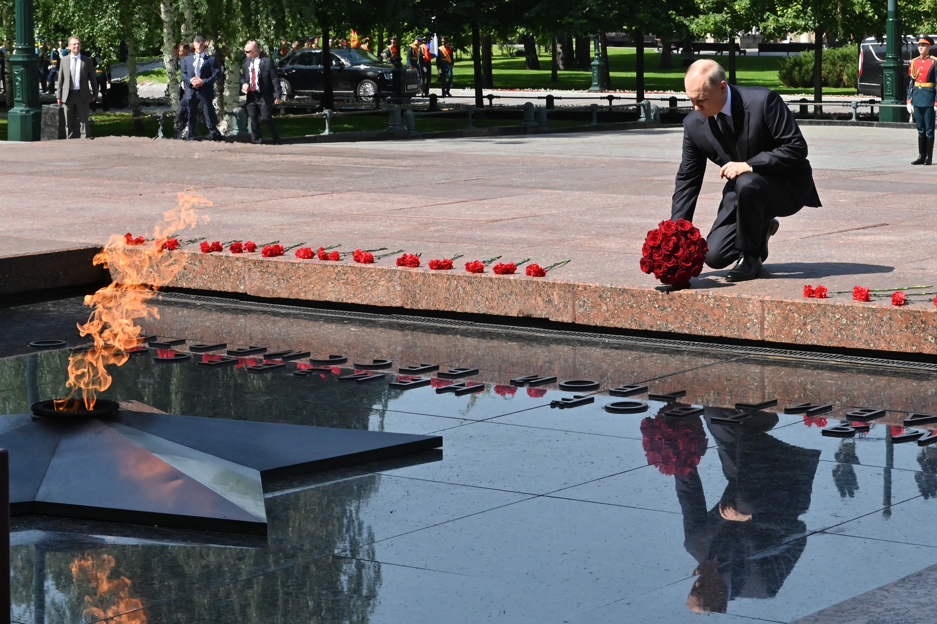 Путин возложил цветы к могиле Неизвестного солдата в Александровском саду