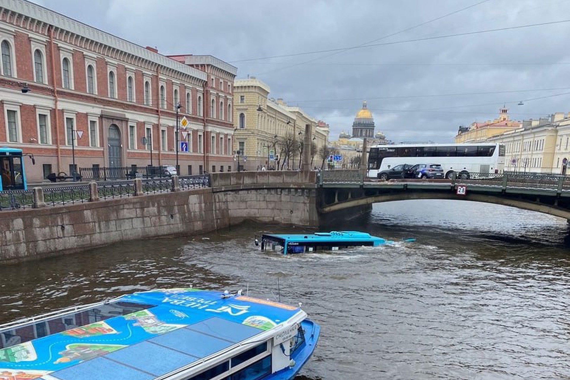 В Санкт-Петербурге автобус с пассажирами упал в реку Мойку