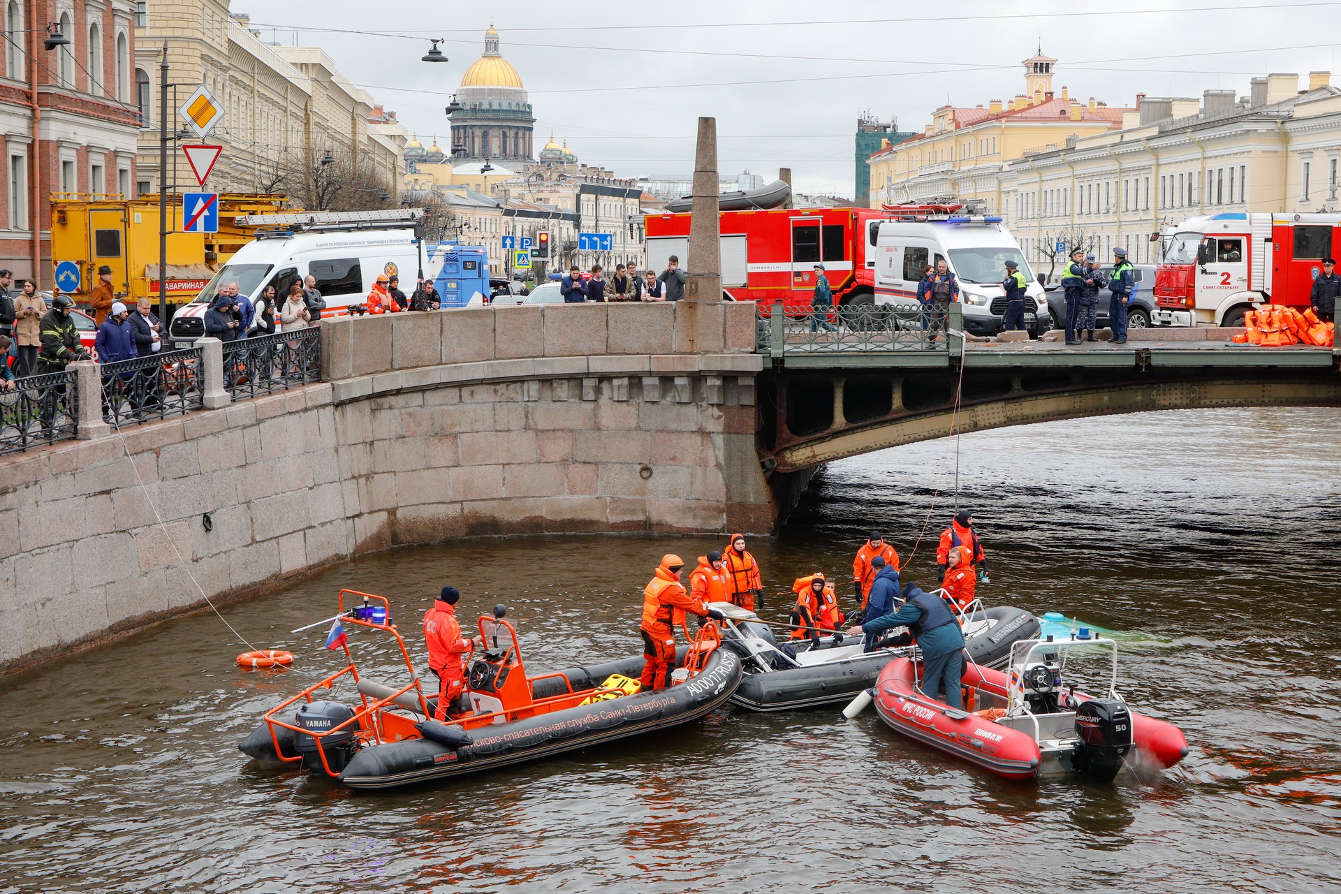 Один человек погиб после падения автобуса в реку в Санкт-Петербурге