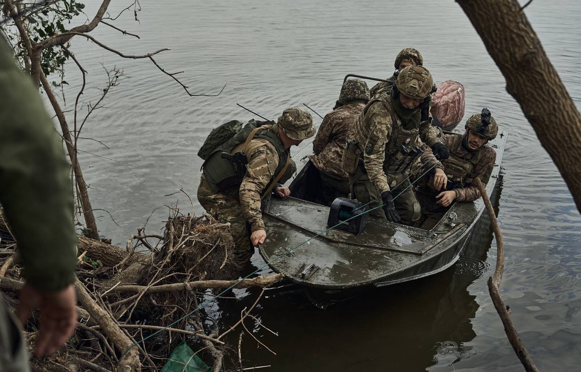 Солдат ВСУ соорудил плот из пластиковых бутылок, переплыл через Днепр и сдался в плен