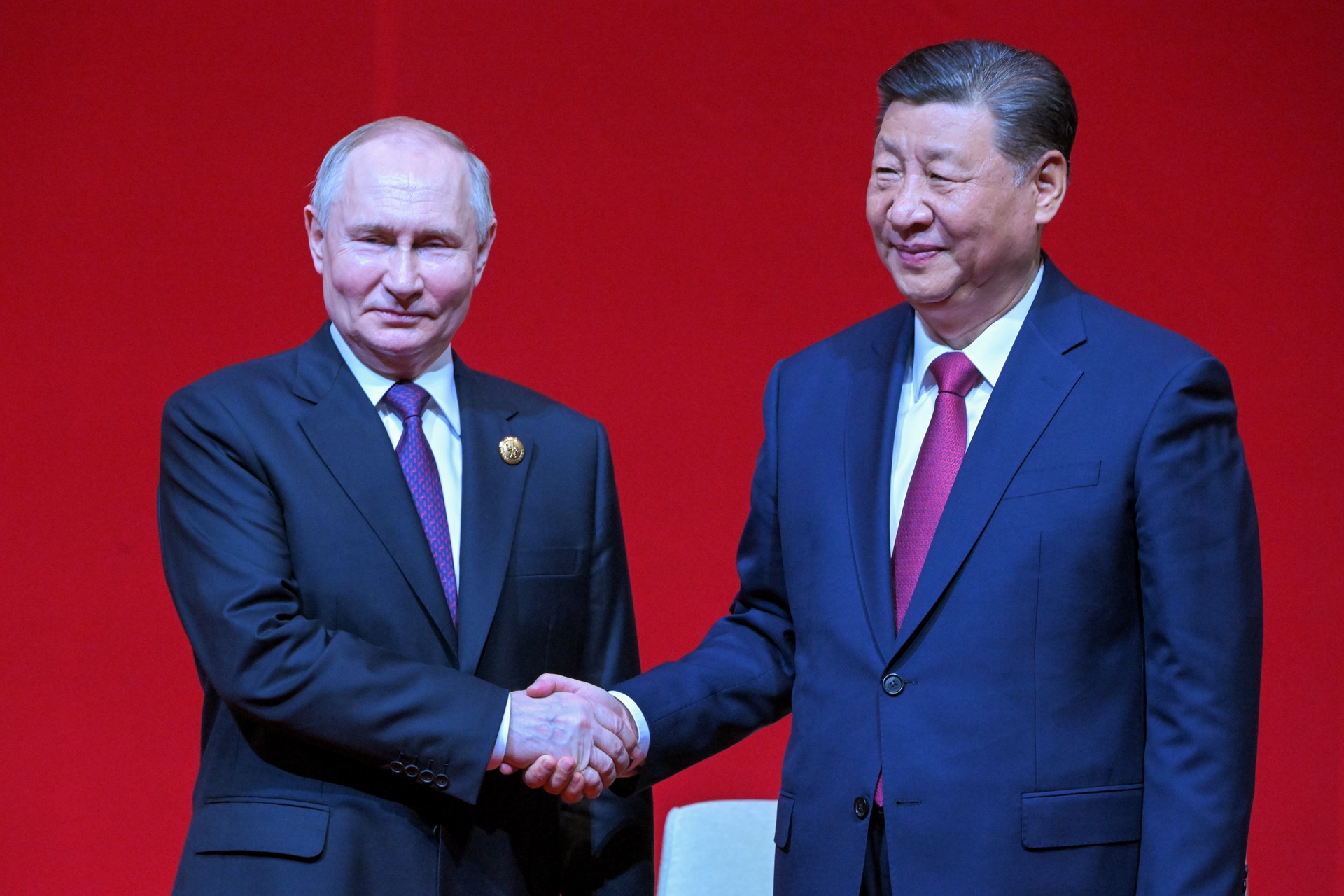Путин и Си Цзиньпин продолжили неформальное общение после переговоров
