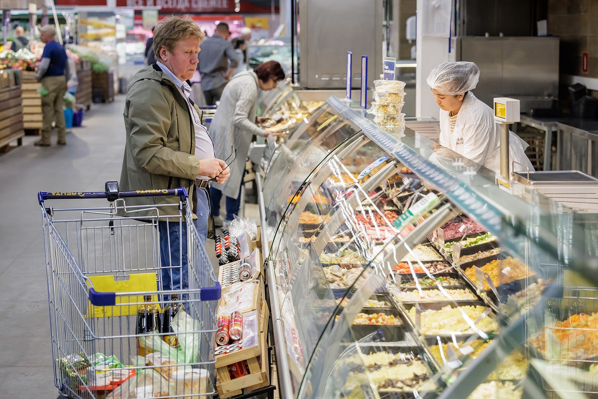 «Брезгую покупать»: больше половины опрошенных россиян не доверяют покупным салатам