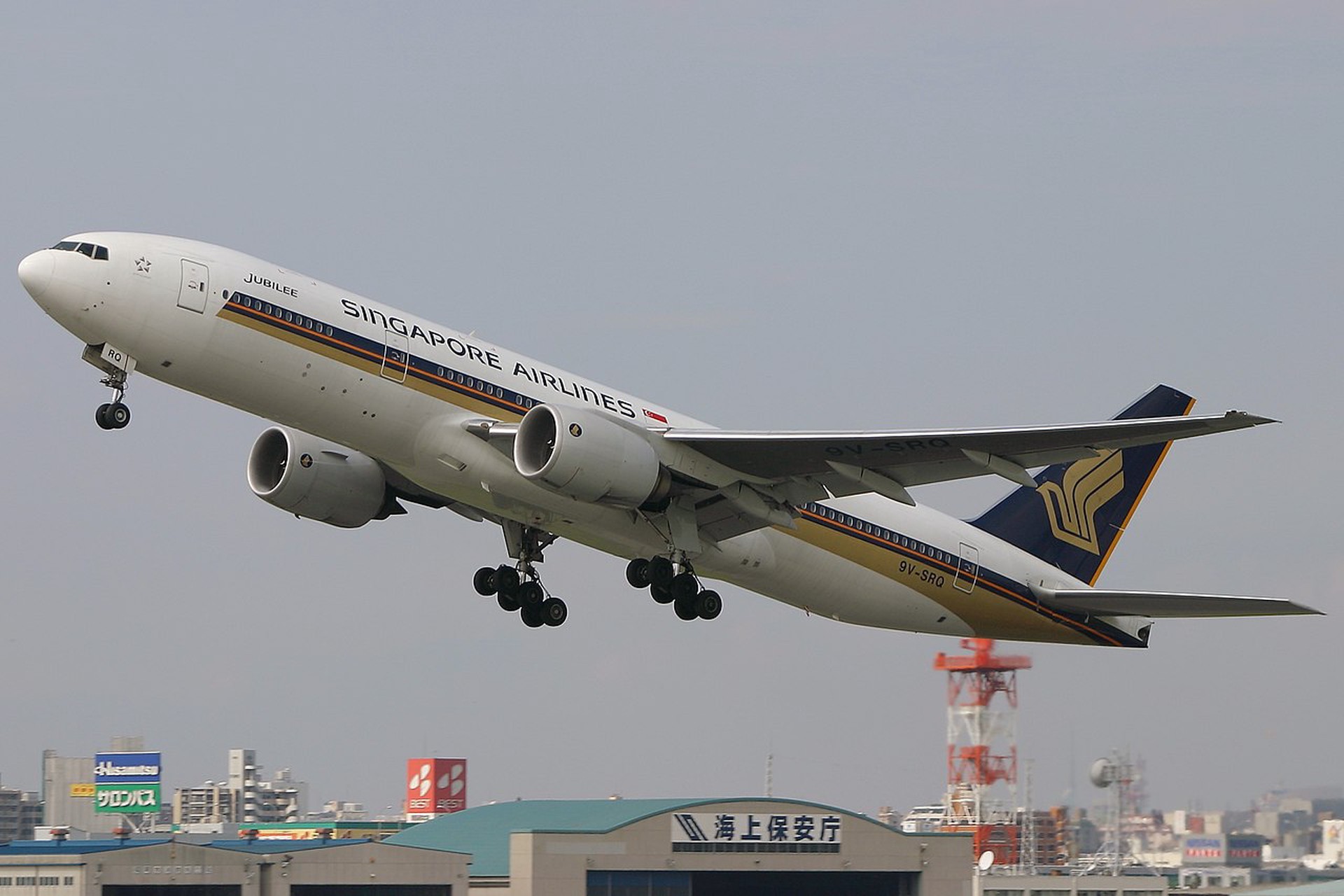 На рейсе Singapore Airlines человек погиб из-за сильной турбулентности