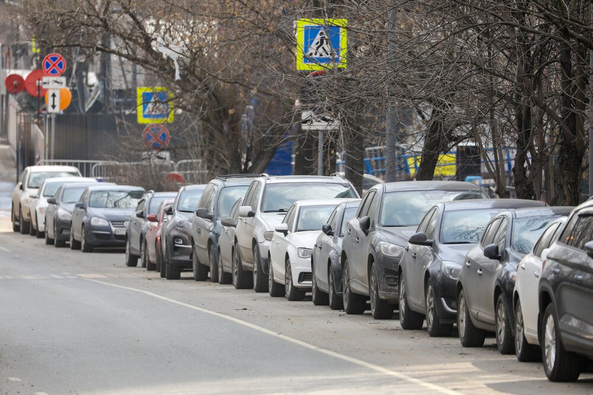 Автоэксперт заявил, что проблема с парковочным пространством в России стала фундаментальной