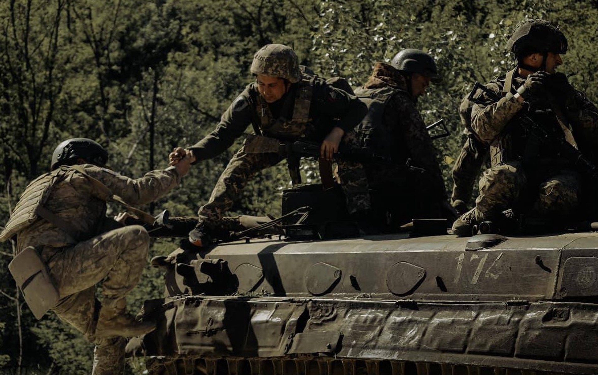 Военные ВСУ из-за жары испытывают проблемы с бронетехникой НАТО 