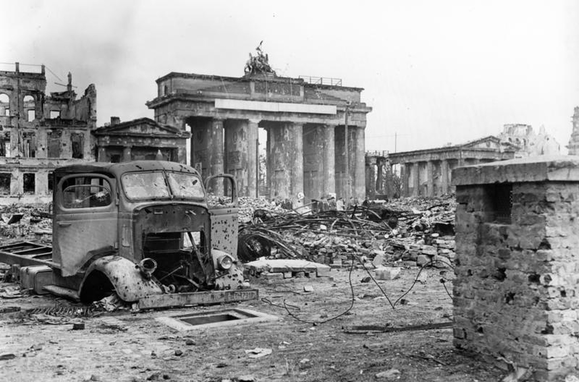 ФСБ рассекретила архивы о преступлениях военных США и Франции в Берлине в 1945 году