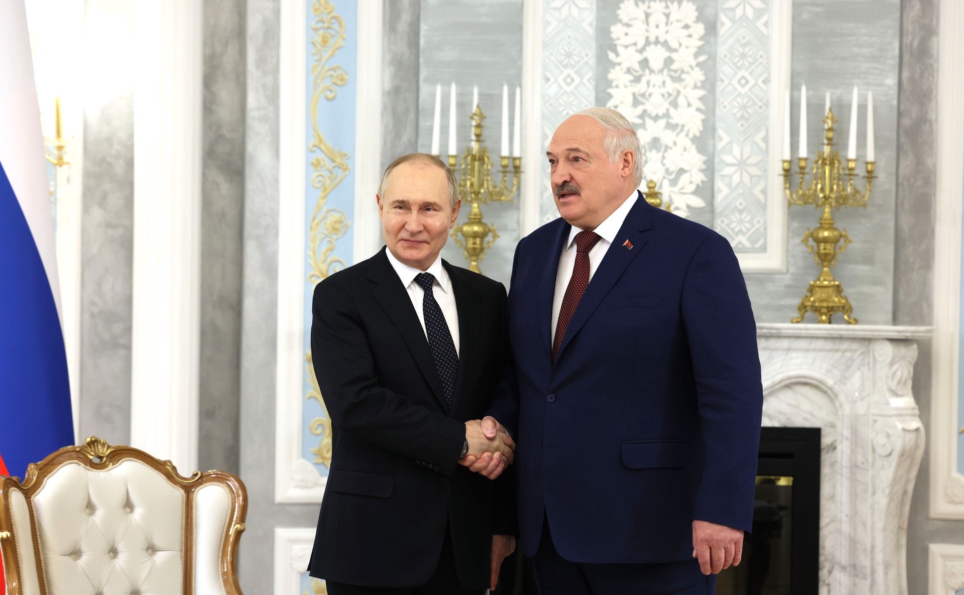 Путин в шутку посетовал, что Лукашенко не командует военными на Украине
