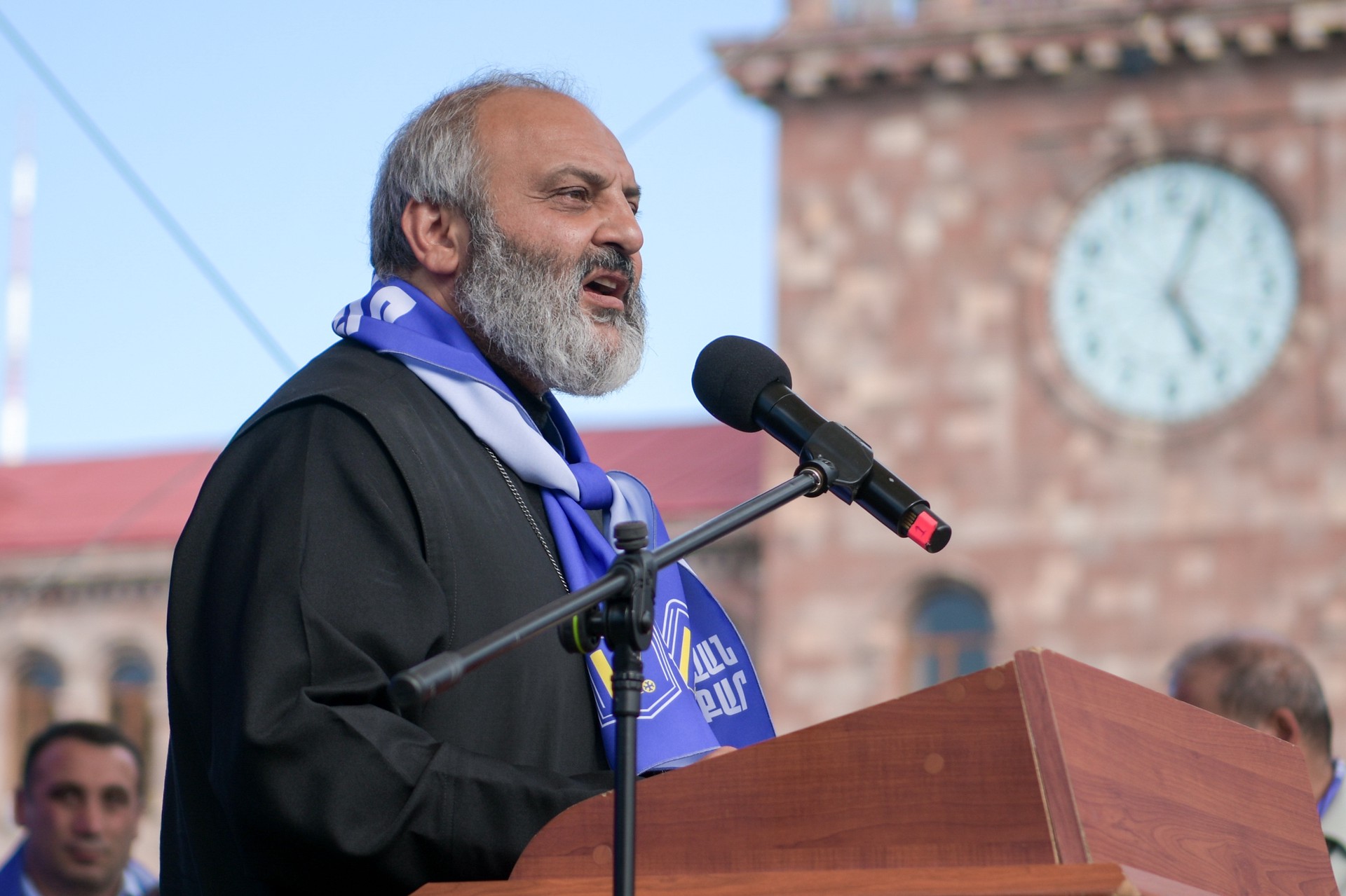 Политолог оценил шансы архиепископа Баграта Галстаняна стать премьером Армении 